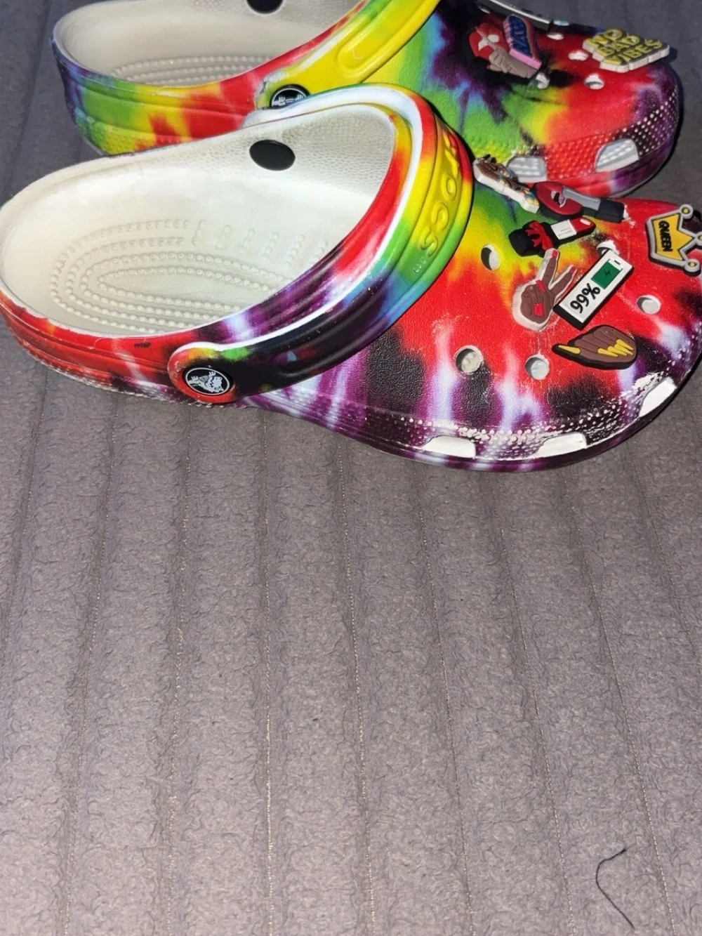 CROCS Kids Tie-Dye Clogs with funny Charm Pins - Rainbow